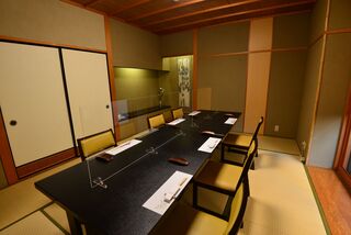 Kanazawa Mishokutei Yoshihisa - 『楓の間』接待会食･配席。アクリル板&空気清浄機配置。
