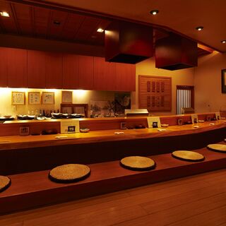 Have a relaxing time at Yoshihisa. There is a Karaoke room on the 3rd floor.