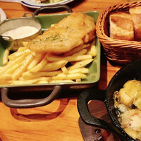 W Yokohama The Wine Hall - クアトロフォルマッジオ、フィッシュ＆チップス、海老のアヒージョ