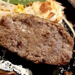 黒牛セブン 7 - 2020年8月 粗挽き小清水牛山わさびハンバーグ（220g）1680円（税別） ハンバーグアップ