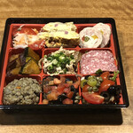 チベッタ - オードブルセット　4,000円
      レンズ豆の煮込み、ナスのマリネ、スペイン風オムレツ、サーモン、タコのマリネ、鶏肉のチーズ包みなど、お店の定番オードブルがギュッと詰められています。超うまい生ハム付き。