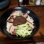 不来方じゃじゃ麺 - 中辛チャーシューチータン付き全景