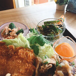 きっさ おばあちゃん家 - 小さな小鉢にも隠し味があり
玉子の黄身かと思ったのはドレッシングでした