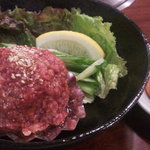 焼肉 静龍苑 - 炙りユッケ