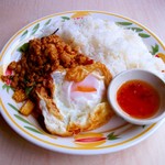 タイ国料理　チャイタレー - 挽肉とフレッシュバジル炒め 目玉焼きのせご飯