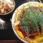 宮島うまいもの館 - 肉玉そば＋唐揚げ