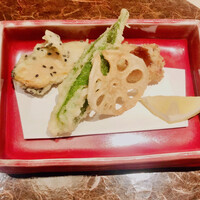 個室会席 北大路 京橋茶寮 東京駅店 - 揚げ物: おくら海老真丈　南瓜　蛸寄せフライ　
                      蓮根チップス