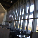 アサヒビール園 神奈川・足柄店 - 天井の高い店内。夏は外のテラスも気持ちいいかも。