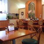 洋菓子と喫茶のこがね - きれいな店内