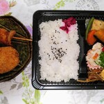 飯田屋食品 - エビフライメインのお弁当　400円、チキン串カツ、ポテトコロッケ