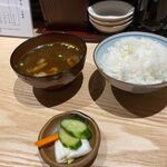 Tonkatsu Akari - セットのお味噌汁はアオサとナメコのお味噌汁、御飯はお替りが出来ました。