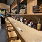 Tonkatsu Akari - お店はカウンターとテーブル席の店内、私は一人だったんでカウンターの一番奥を使わせていただいてランチです。