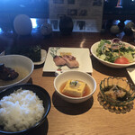 オーベルジュ 北の暖暖 ダイニングルーム 綾 - 料理写真:朝食、明らかに手抜き。鶏肉を蒸しただけのは何？あと、鳥の唐揚げの餡掛け。何の変哲もない安価な鶏肉だらけで、これが1泊2万円の宿で出すものですか。