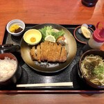 手打ちうどん錦 - とんかつ定食　１２２０円（税別）