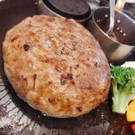 Bosuton Suteki - 丸い熱々のところでジュージュー焼きます。