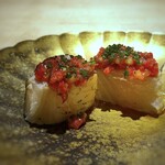 TTOAHISU - ＊鰆はレア感が残る絶妙の火入れで程よい脂がのり美味。 紅芯大根、梅干し、白瓜、昆布、スイカなどで作られたソースは、 昆布のねっとり感やスイカの爽やかな味わいなどが重なり美味しい。鰆自体のお味が強くないので、合いますね。