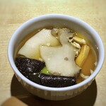TTOAHISU - ＊鮑は柔らかく煮込まれていて美味しい。昆布出汁の効いた優しい味わいの餡も、美味しいこと。 黒トリュフがいいアクセントになっていました