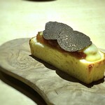 TTOAHISU - ◆玉葱を練り込んだパン。上には炒めた玉葱、黒トリュフ・・飴色になるまで炒めた玉葱が美味しいですし、パンの食感もいいこと。 黒トリュフと共に頂く贅沢なパン。美味しいので、これは毎回頂きたい。