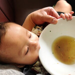 ふくろう - 丼の縁から口を離さない我が子