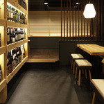 Oosaka Kicchin - 壁の棚にある焼酎やワインは割とリーズナブル