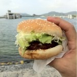  パーラーザマミ - てりやきバーガー(´Д` )
レタスたっぷり、
肉厚ハンバーグなのね♪