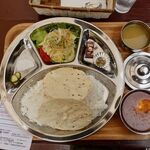 ティハール - ネパールカレー・ヒマラヤ盛り　1400円