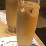 Uoba Shunkashuutou - 麦茶。ビールグラスで提供されます。
