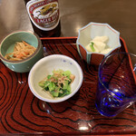 Maru yoshi - 小鉢三種とビール（中瓶）