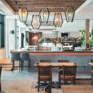 解放的でおしゃれな空間、緑に囲まれたくつろぎの贅沢時間