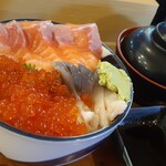ぷらっと食堂 - ホッキ・サーモン丼ベースにいくら追加の三色丼(税込2,750円)