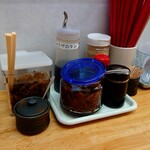 金田家 - 卓上の調味料など