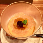 オオクサ - 今日のスターターはパプリカとジャガイモのピュレ熊野地鶏のコンソメジュレがけです　雲丹とキャビアが乗ってます　豪華版だ