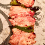 オオクサ - 信玄鷄のせせりはタレで　獅子唐が刺さっているとはこの店では珍しいです