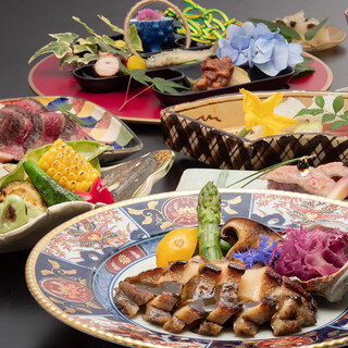 A diverse course menu that changes with the seasons, combining Teppan-yaki and Japanese-style meal