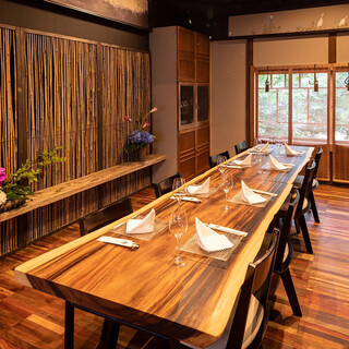 A cozy Japanese space renovated from a historic building. Private rooms available for 4 people or more.