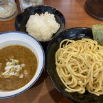 鶴乃家 - つけ麺（並）820円、ライス100円。