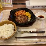 イエロー テント - ハンバーグ180g（748円）