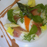 ラ メゾン グルマンディーズ - 山形村産アスパラと生ハムのサラダ