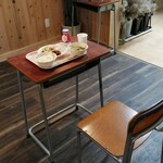 給食カフェ はな結 - 週替わりランチを学校の机と椅子で