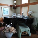 夕日の見える丘 - 店内にあるピアノ　2019年8月