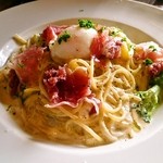 創菜喰房 はるかぜ - 生ハムと温玉のせクリームパスタ　￥８８０