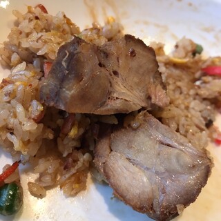 中国料理 廣河 - ピリ辛炒飯に隠れてました ゴロゴロ焼豚