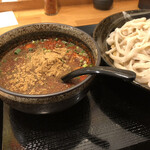 上州濃厚激辛うどん 麺蔵 - 魚粉のかかったつけ汁