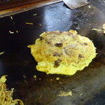 紋六 - スジ豚玉子入りお好み焼き