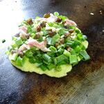 紋六 - スジ豚玉子入りネギ焼き