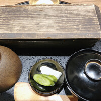 うなぎ 四代目 菊川 グローバルゲート店 - ふたを開ける前