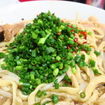 ラーメン二郎 - 青ネギ＆粗挽き唐辛子投下～♪