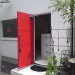 アトリエココ - 赤いドアがとても印象的