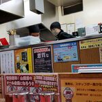 ラーメン 山岡家 - 楽しそうな厨房