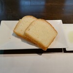 ラ・クィント - パンの横の小皿はオリーブオイルです